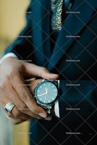 تصویر با کیفیت مرد با ساعت و انگشتر در دست